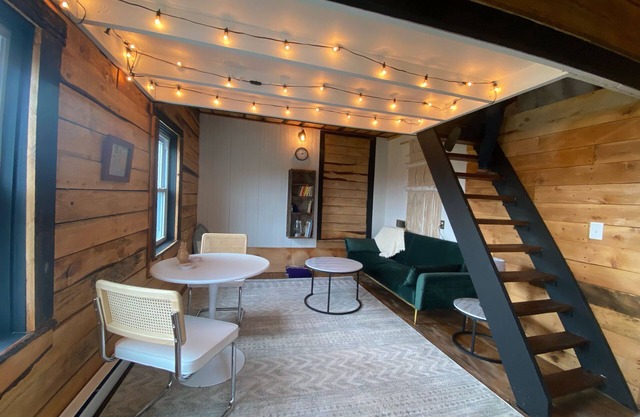 Rustic intimate cabin nestled in a picturesque mountains viewing the Catskills.