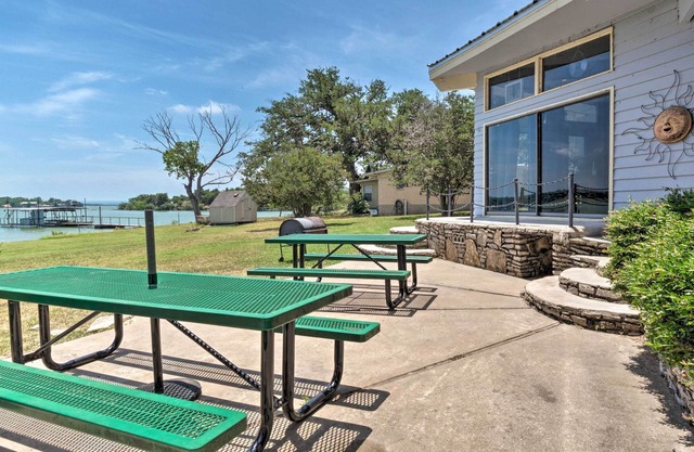 Rustic Lake Buchanan Hideaway w/ Game Room & Grill