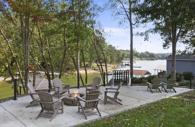 Rustic Lakefront home with winery, state park, and more nearby! A perfect fall getaway!