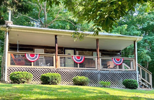 Rustic Log Cabin near Wolf Creek Marina at Lake Cumberland! Perfect Getaway!