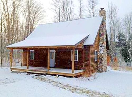 Rustic Log Cabin on the Upper Peninsula in Blaney Park, Michigan