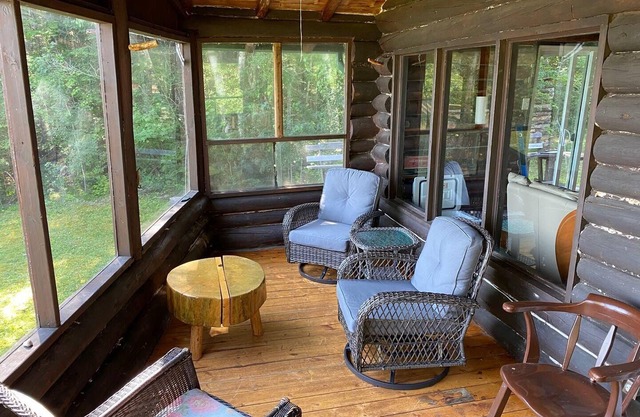 Rustic Log Cottage in Woodchuck Bay on Lake of the Woods with a Sand Beach