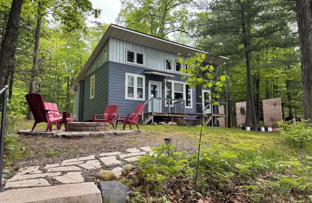 Rustic-Modern 1BR Lakeside Cottage for up to 5.