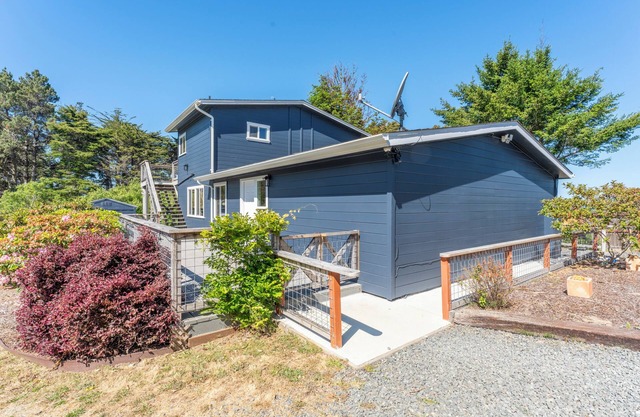 Rustic modern cottage on 2 acres-minutes from Mendocino Village