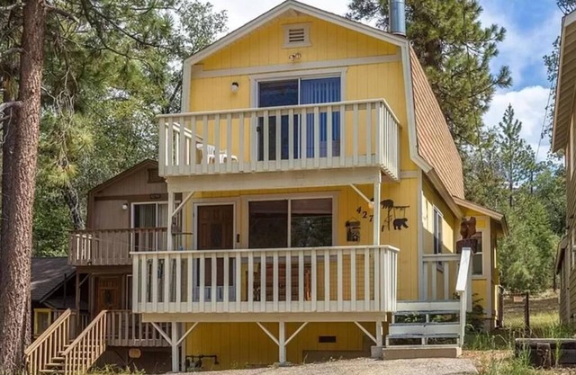 Rustic Mountain Retreat. Trail access,fenced yard