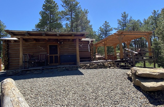 Rustic Oak Log Cabin in the Ponderosa Pines great for a quiet get away.