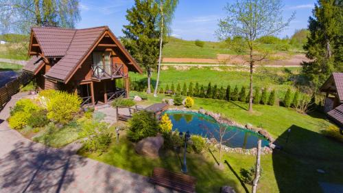 Rustic private Cabin in woods w/Sauna & Pool
