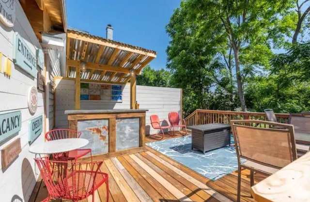 Rustic Treetop Cabin, Hot tub and on site Spa!