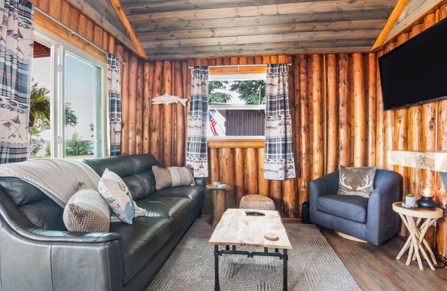 Rustic Twin Cabin on Lake Charlevoix, Boat Rentals