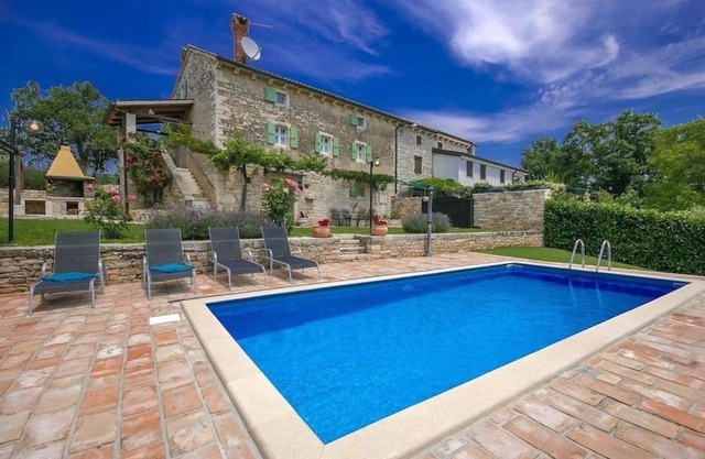 Rustic villa Casa Mazuli with pool in Groznjan