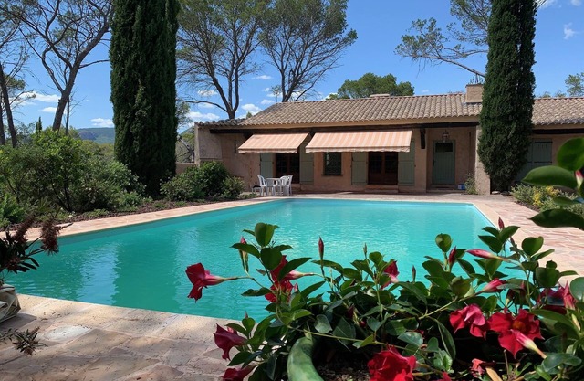 Rustic villa with a large swimming-pool, close to the sea