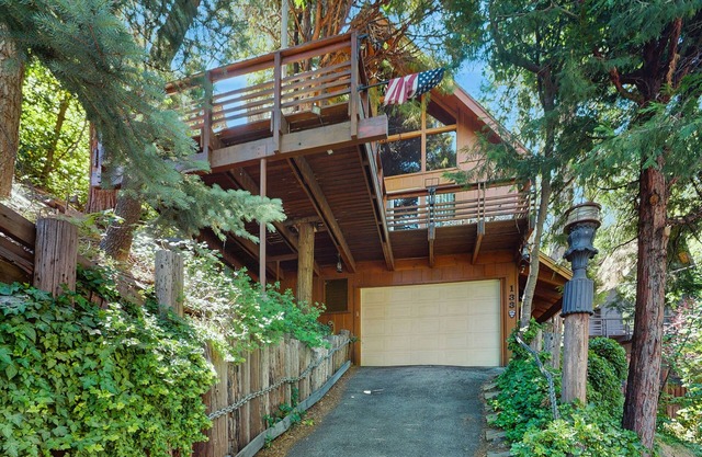 Rustic, wooded escape near the village w/a lovely deck