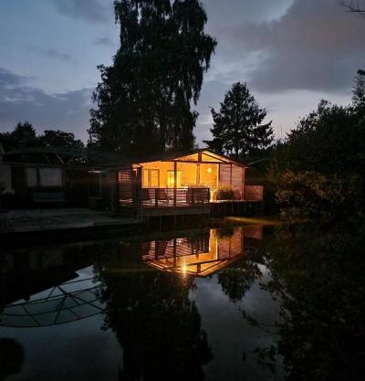 Rustig gelegen chalet Solvo met terras aan het water