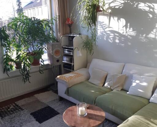 rustige hoekwoning met bad, piano en tuin