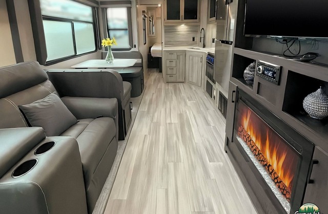 RV 8 Lake view with double over double bunks for the kids!