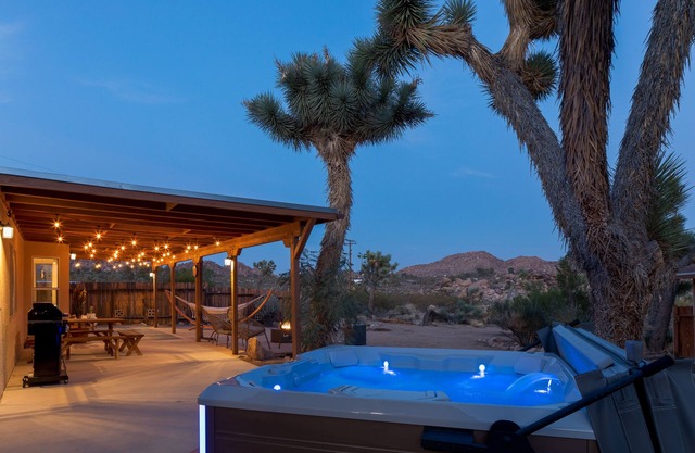 🌵 Sage and Stardust Retreat – Hot Tub, Yoga Studio, Near Park 🌵