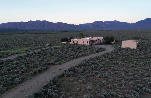 Sage House - cozy adobe, incredible views, hot tub