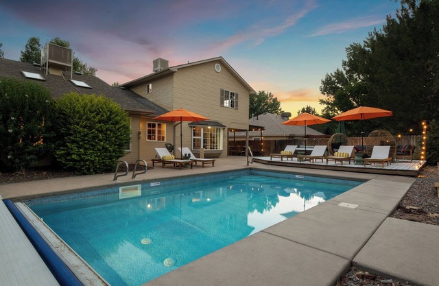 Saltwater Pool/Theater/Game Room/Hot Tub/Quiet/Close to Airport