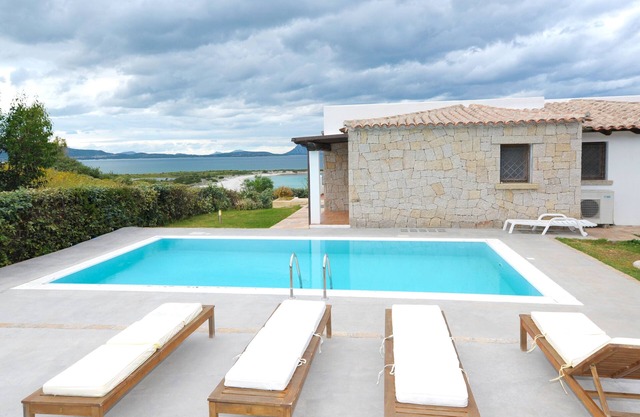 San Teodoro: Villa with swimming pool, just 100 meters from the sea,