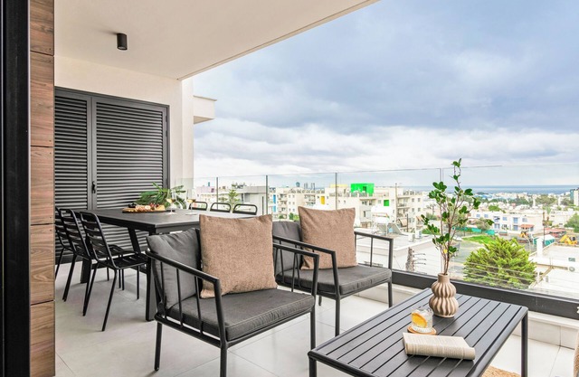 Sanders Only - Delightful 2-Bdr Apt with Balcony