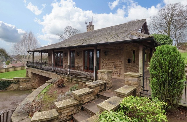 SANDY GATE, pet friendly, character holiday cottage in Knaresborough