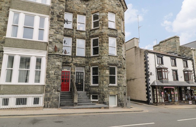 SAPPHIRE SUITE, country holiday cottage in Barmouth