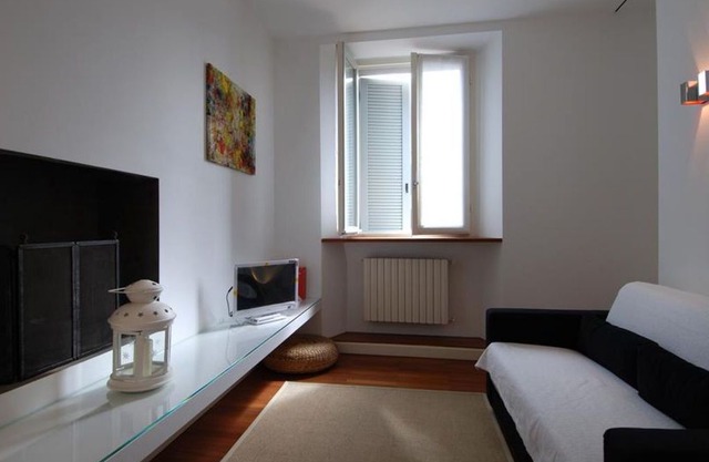 Sarpi apartment in Porta Garibaldi with WiFi & lift.