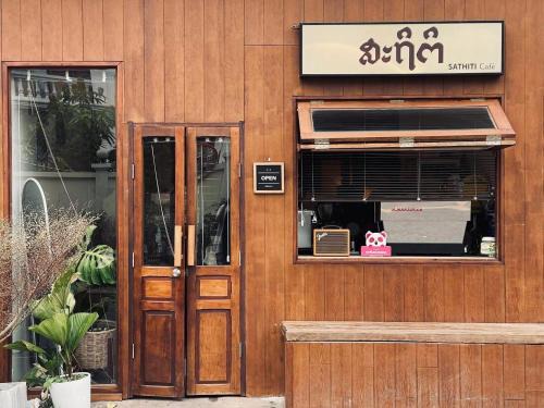 Sathiti Cafe & Bed, 100 mt from Sihom Night Market