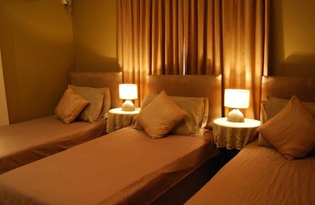 Savoy Lodge with Breakfast included! - Budget Triple Room 3