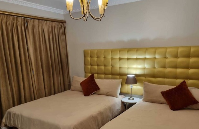 Savoy Lodge with Breakfast included! - Budget Triple Room 5