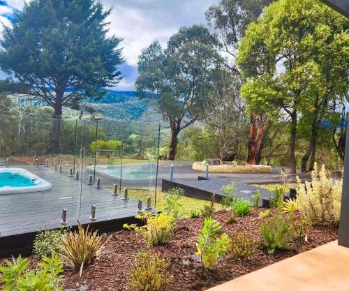 Savvanah Farmstay family friendly home with stunning views and spa