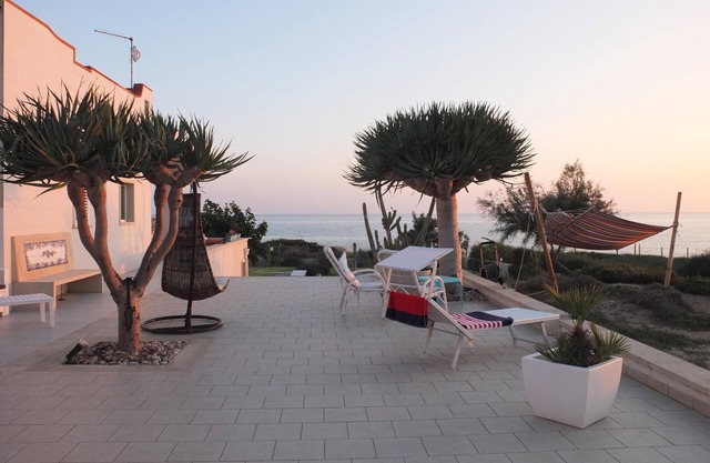 Scalambri Apartment + Annex in front of the sea