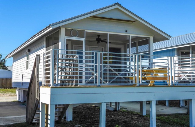 Scallop Cove #4 - Sunshine Daydream - Bayfront, 3 Min Walk to Gulf, Pet Friendly, No Min Nights.