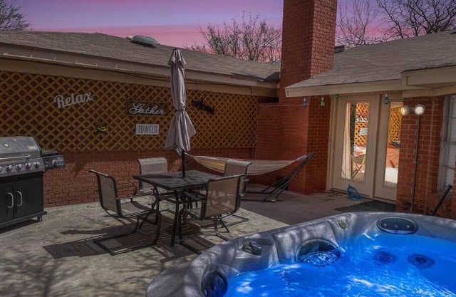 SCARLET SUNSETS! 5 Bdrms Updated 3TV's Hot Tub!