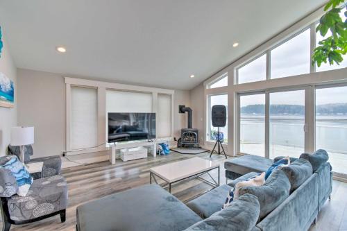 Scenic and Spacious Getaway on North Bay with Deck!