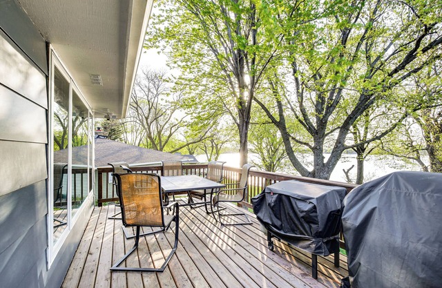 Scenic Home w/Lake Washington Access & Fire Pit