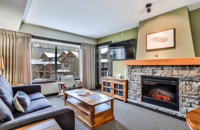 Scenic Mountain *Outdoor Hot Tub* 1 Bedroom + Den