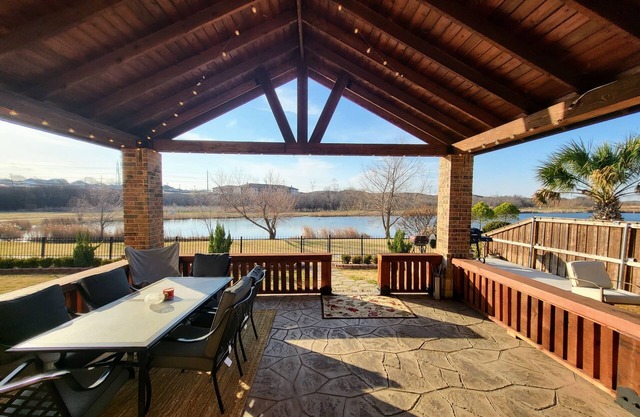 Scenic Spacious Patio Pond View, Pool Table, Gym, Spa Whirlpool Tub 5 Bed Room