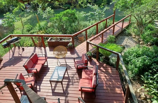 Scenic Treehouse Apartment