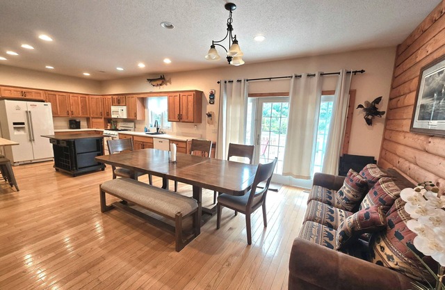 Scenic View Lodge- w/hot tub & POOL