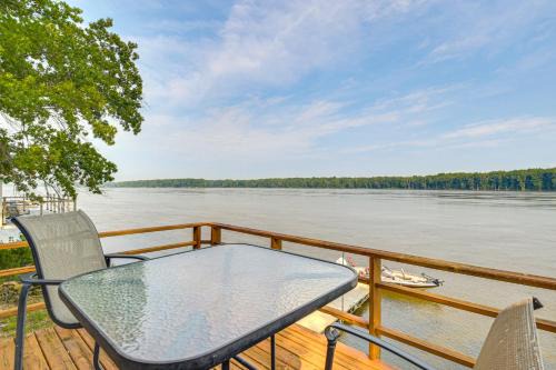 Scenic Views and Yard Mississippi River Retreat!