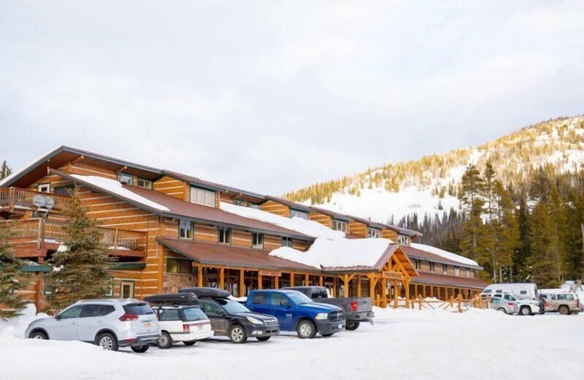 Scenic Views! Free Parking, Pet-Friendly, Restaurants and Bar