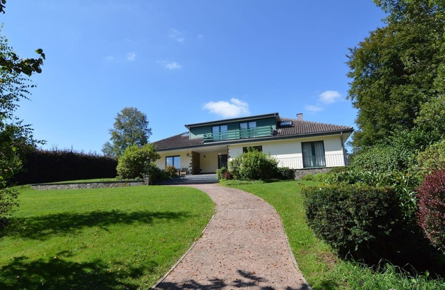 Scenic Villa near Lake View