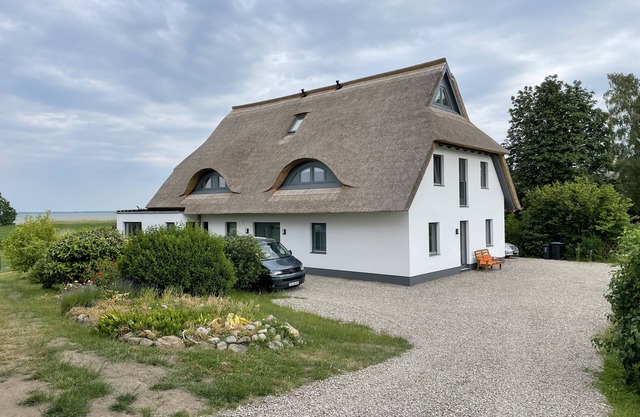 Schilfhus Ahrenshoop, modern vacation apartment in a thatched house on the waterfront