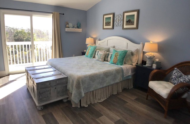 Screened porch, well stocked, short ez walk to sand!Beach chairs & cart included