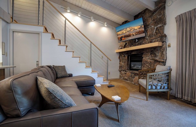 SE062 | Top Floor | Private Balcony | Hot Tub | Ski In/Out | Winter Shuttle