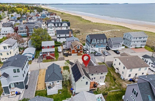"Sea Foam" your perfect 6-bedroom cottage steps from the beach!