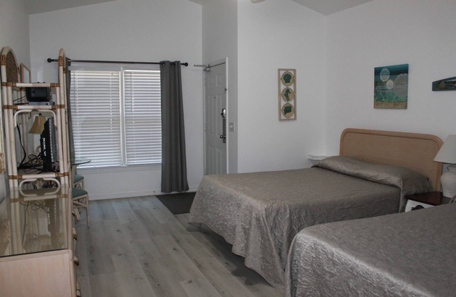 Sea Trail Resort-Beach 1 Mile, Ground Level, Linens Provided. No Cleaning Fee