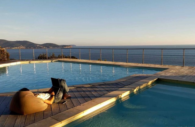 Sea view apartment in residence with swimming pool, tennis court and private beach access