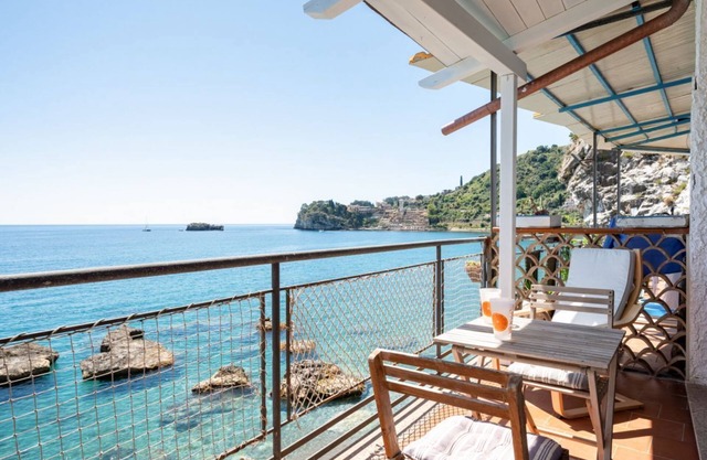 Sea view apartment of about 90 sqm, able to accommodate up to 4 people, located on the ground floor of a building.The property is located in Taormina, in a unique panoramic position, suspended above a rock and with the beach right in front of the apartme